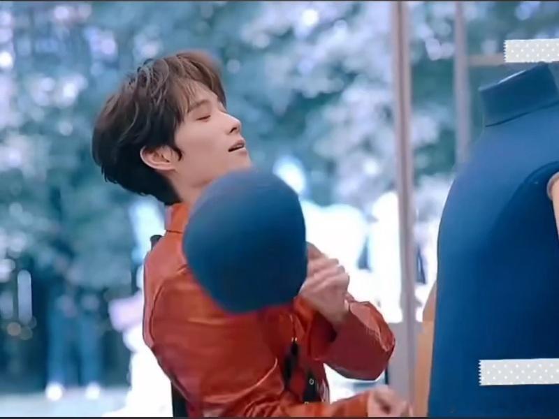 井胧模仿吴彦祖翻车风华合伙人越努力越搞笑！井胧认真复刻吴彦祖，结果每一步都踩在笑