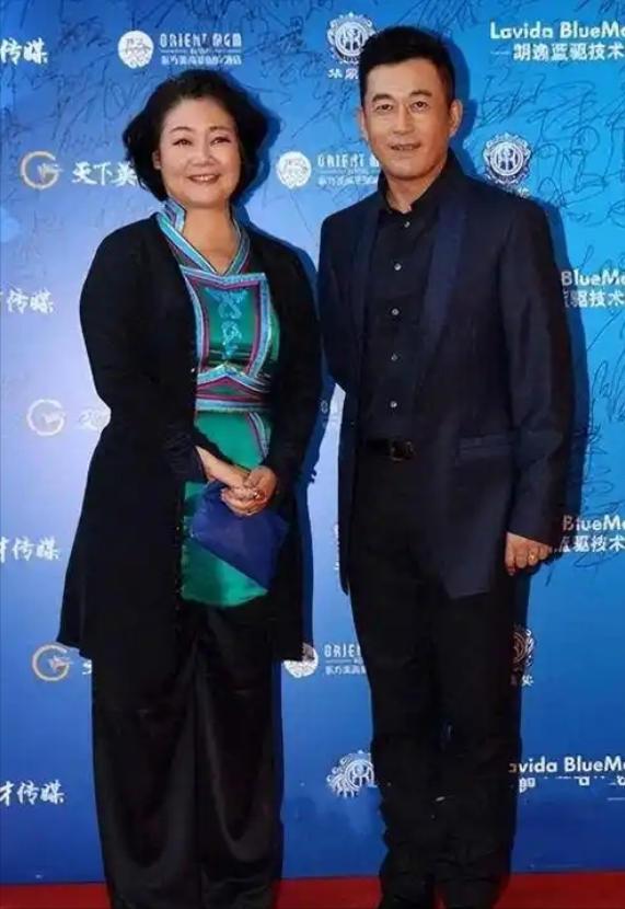 1991年，萨日娜为能分到11平米房子，258元彩礼就嫁给同学潘军，婚后她被嫌弃