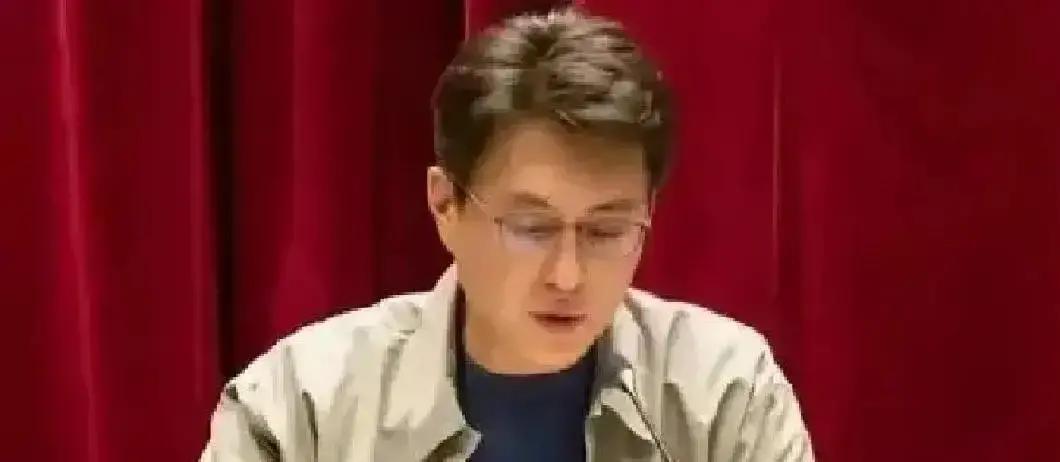 别再学“人脉”了，那都是演给外人看的。
 
顶级关系，从来不用“搞”。
 
靳东