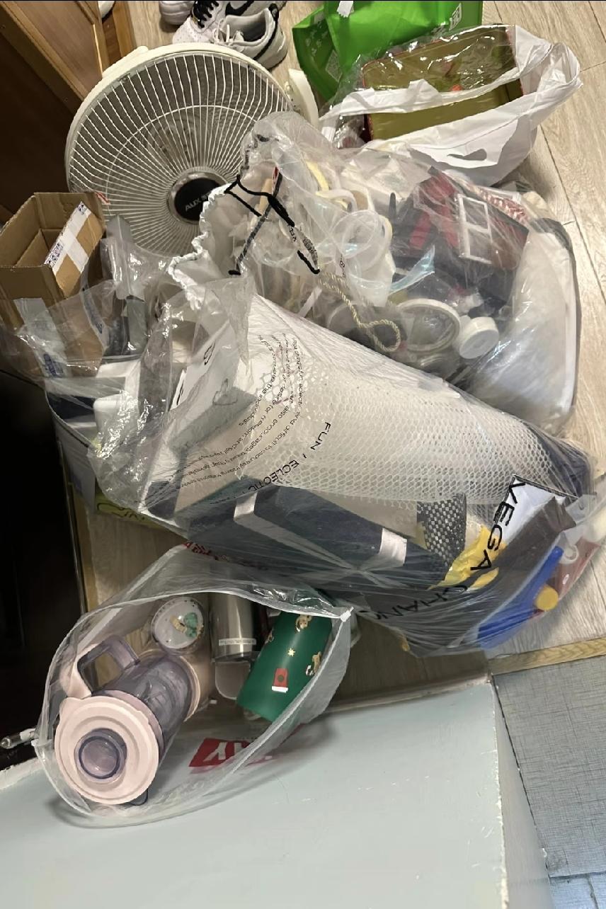 我老公说我有病，我觉得他病得比我重。

我的病叫“看啥都想扔”。他的病叫“看啥都