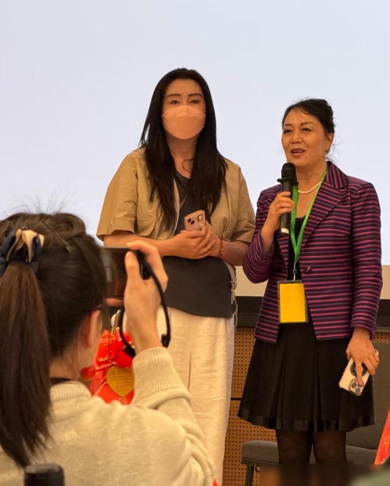 你敢信？59岁王祖贤胖到认不出！旧金山国医节上，当众宣布要开硅谷艾灸馆！
当天