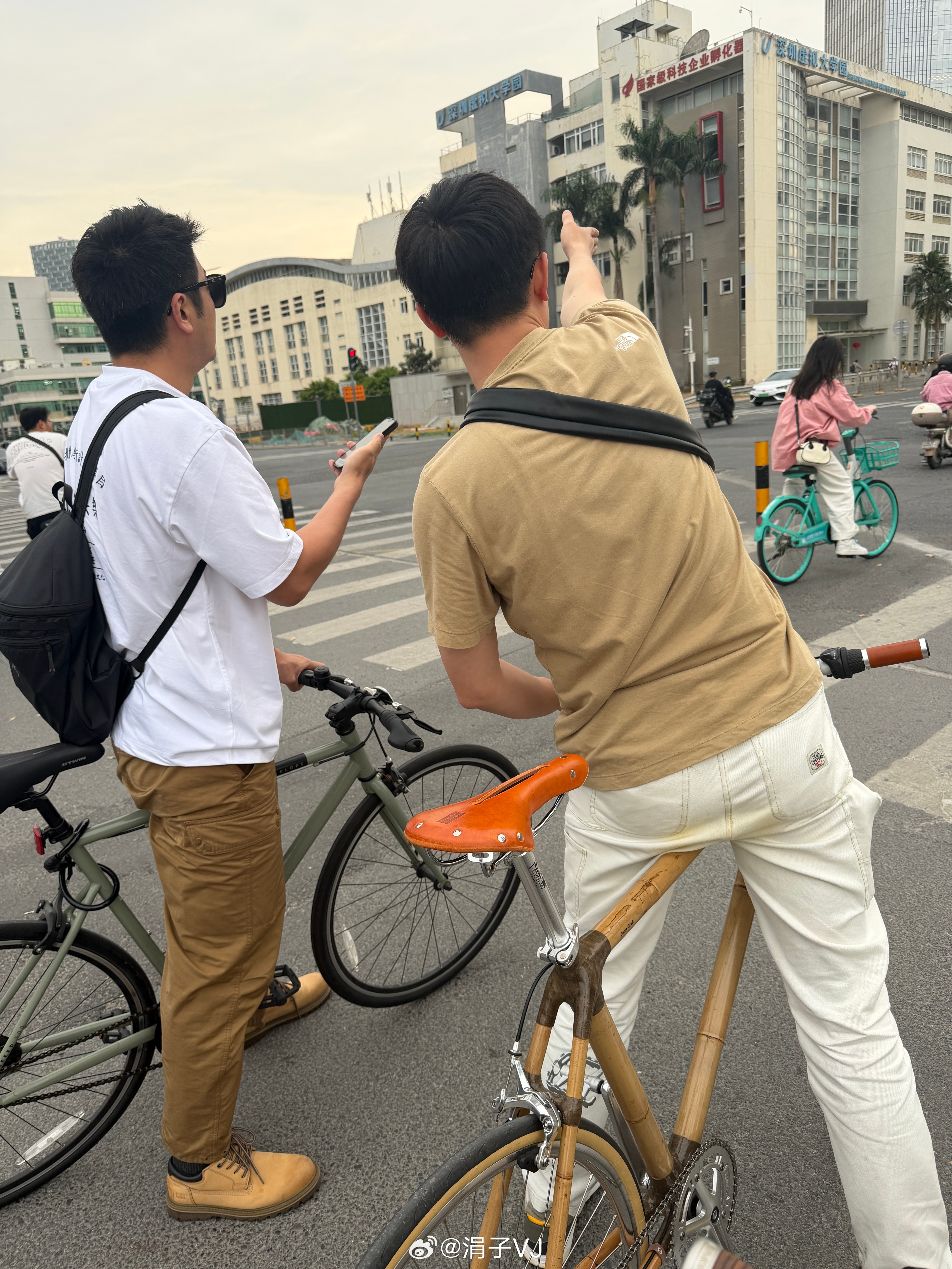 爸爸们带娃太有效了，小男生要和大男人多在一起！南山一直骑到前海往返，👦眉头都没