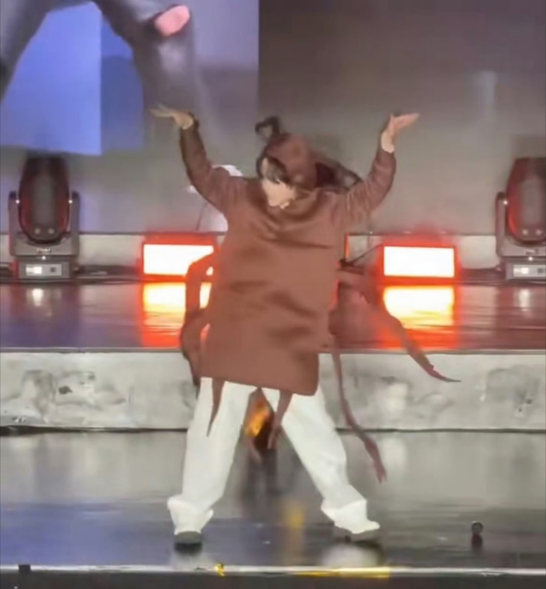 哈哈哈徐子未居然cos了蟑螂！在广州演唱会上穿蟑螂服跳大展宏图！ ​​​