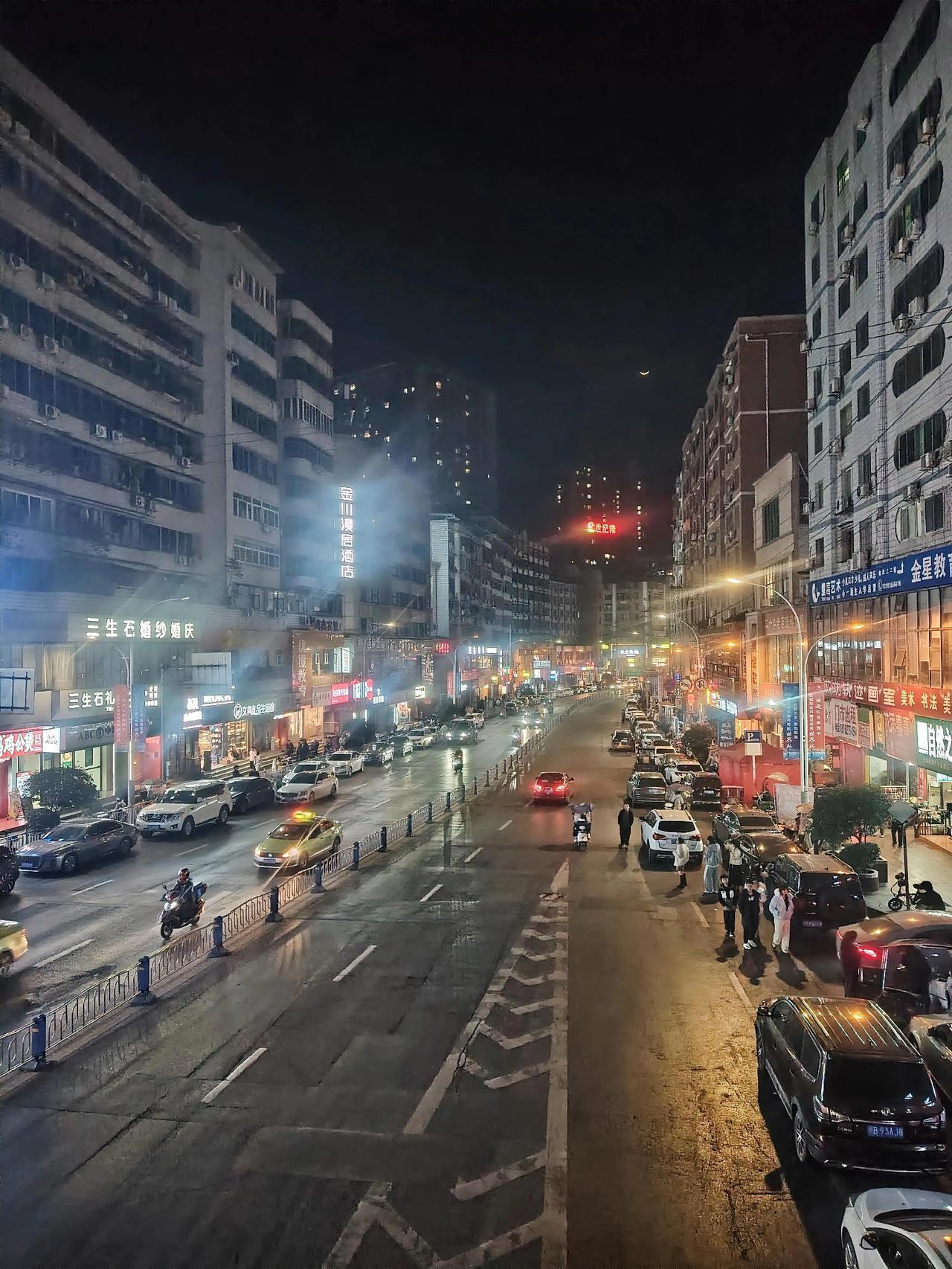 我们现在来讨论一下全国各地该不该彻底禁烟，就像我们曾经禁止鸦片一样，全中国再无一