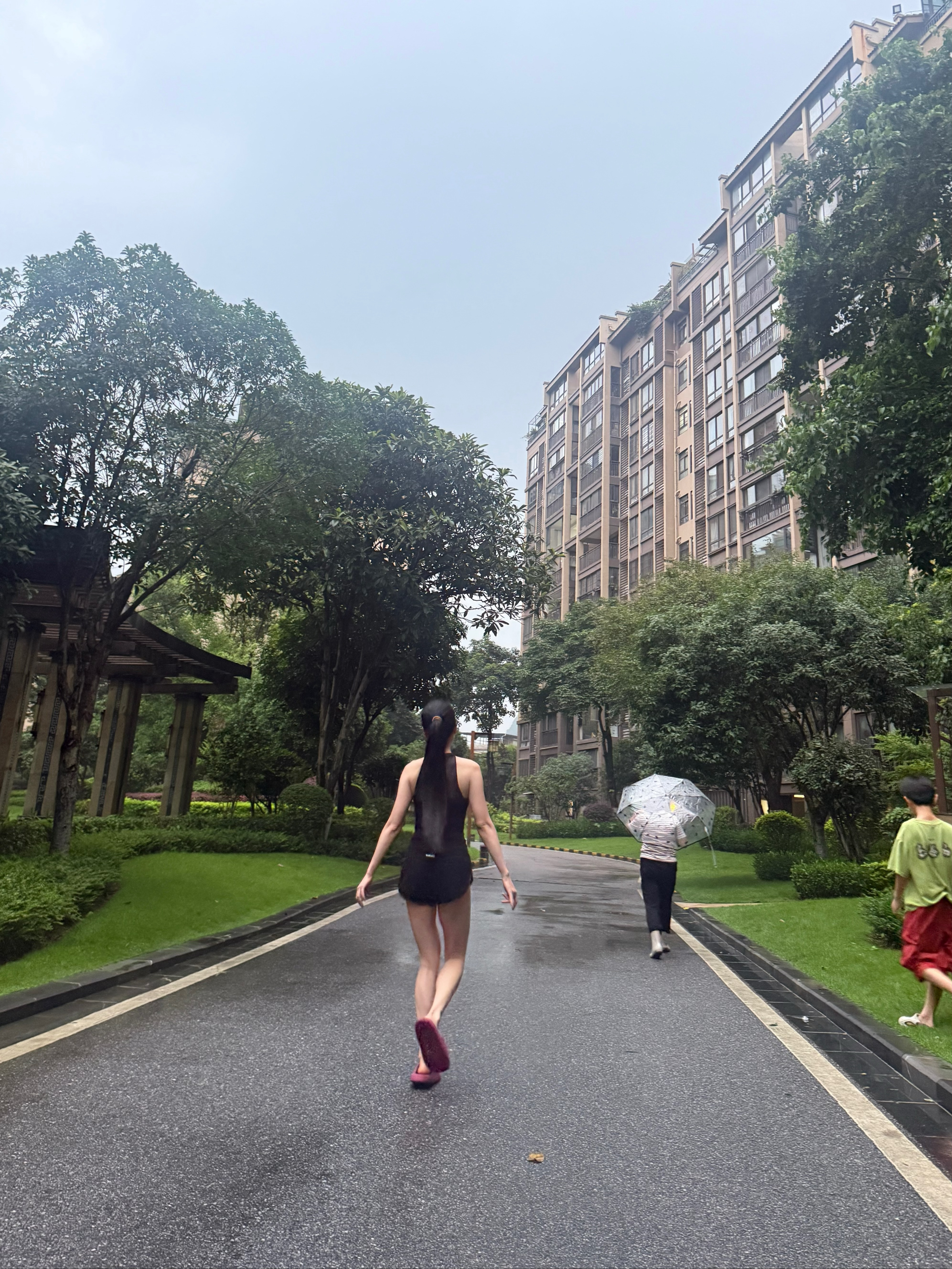 一出来发现就下雨了 下雨也开心 没什么大不了！ 