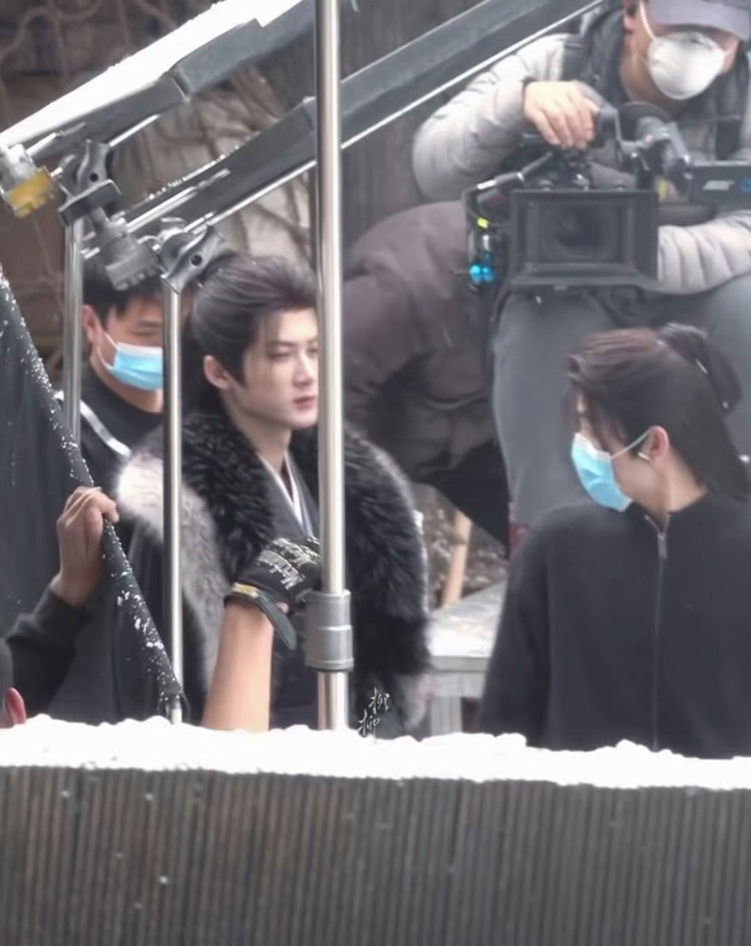 檀健次人真的好好啊轻轻拍了下光替微笑说着谢谢教养是刻在骨子里的，好暖心啊这一幕 