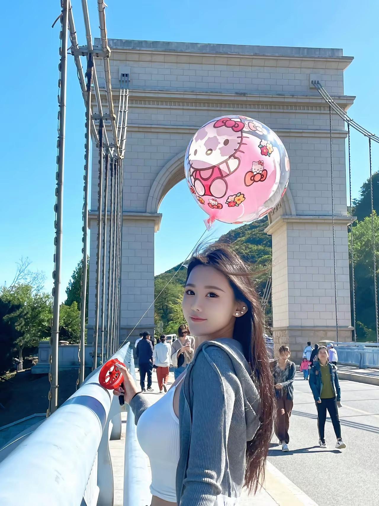 总把那根线绕了又绕，在指腹留圈浅痕——不是怕它飞，是怕风太急，吹乱了要递的温度。