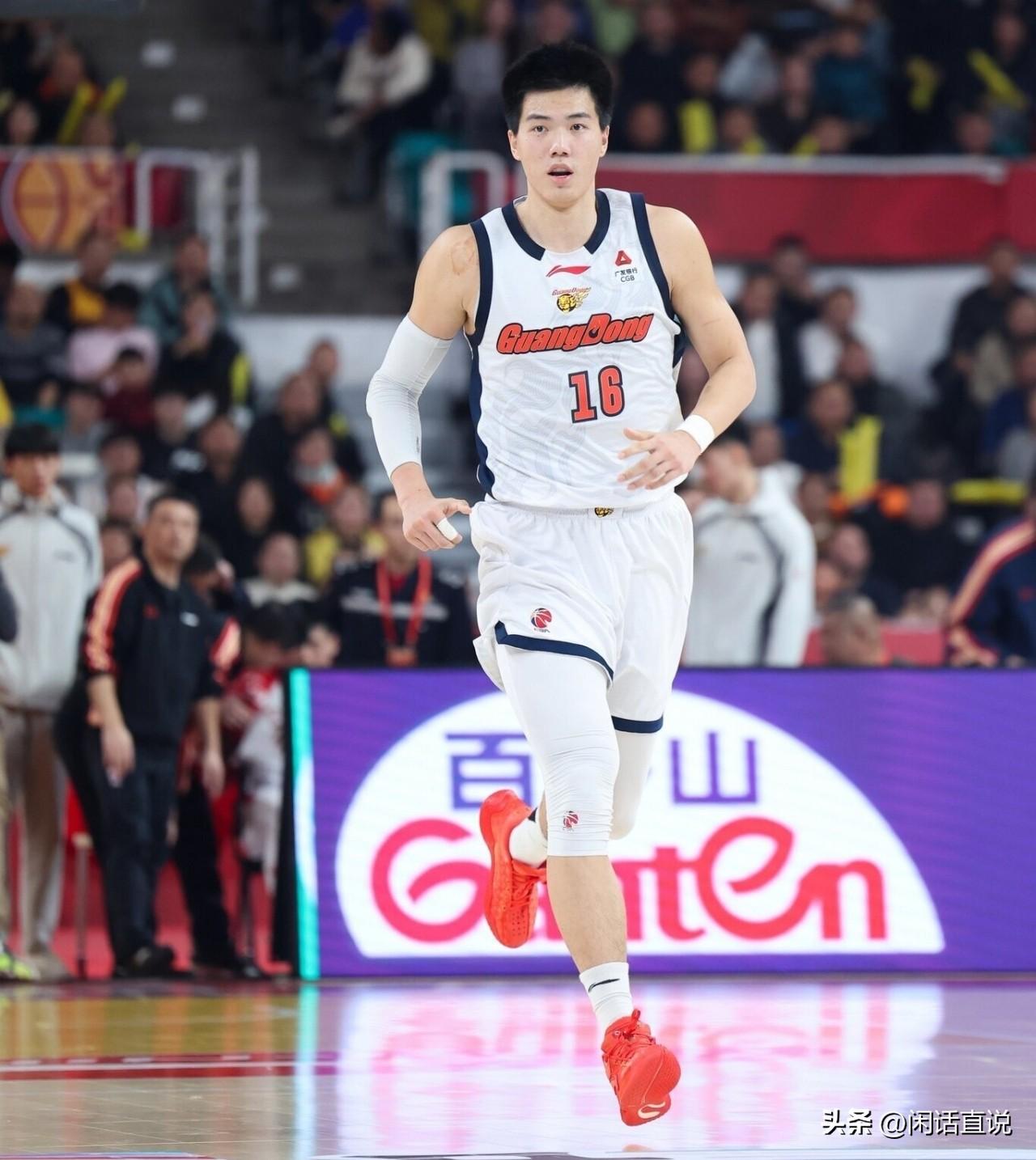 杜峰辟谣，与焦泊乔无任何矛盾！
广东主场战胜江苏，主教练杜峰赛后接受采访，当谈到