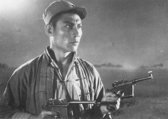 老电影《平原游击队》里有一个家喻户晓的英雄李向阳。李向阳的原型，叫甄凤山。甄凤山