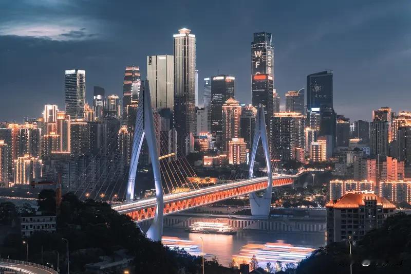 重庆崽儿阳刚豪迈，成都妹儿温婉灵巧。

喜欢重庆山城的傲岸，

割舍不下成都平原