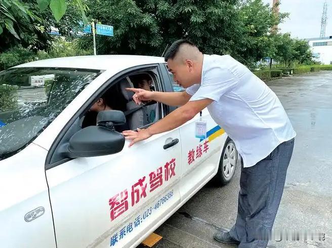 以前在训练场指着学员鼻子骂的教练，现在估计怎么也想不到，自己会被 00 后 “反
