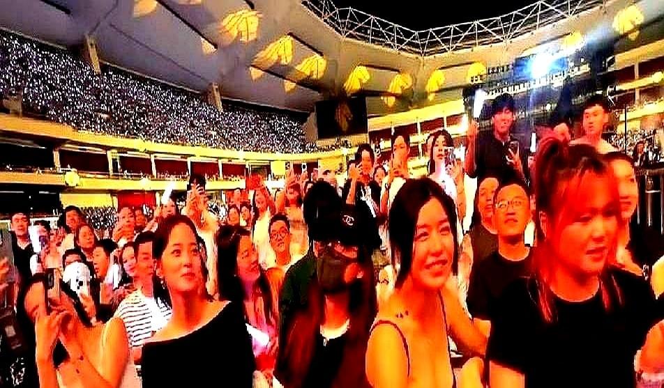 差19岁，开播前全网嘲，播完直接爆了？

说的就是陈妍希和周柯宇那部《狙击蝴蝶》