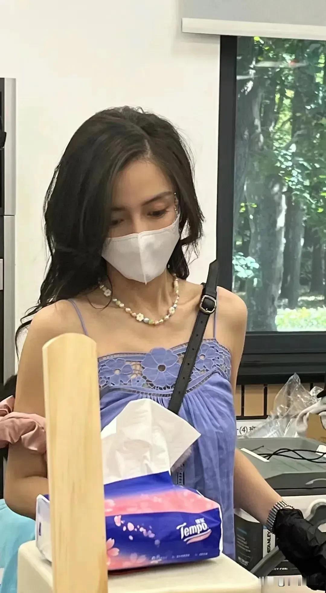 杨颖素颜参加儿子学校活动，穿着朴素大方，一件紫色棉布吊带裙，浓密乌黑的头发自然散