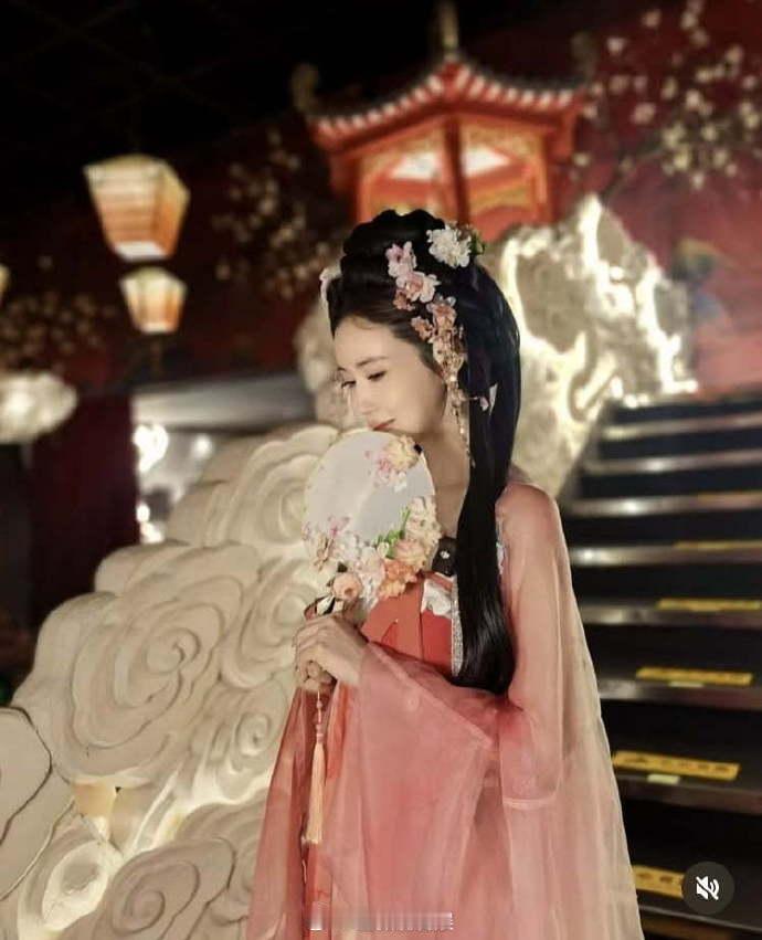 李多海体验唐装 李多海晒唐装美照！古典服饰上身尽显东方韵味，盛唐风采完美复刻，这