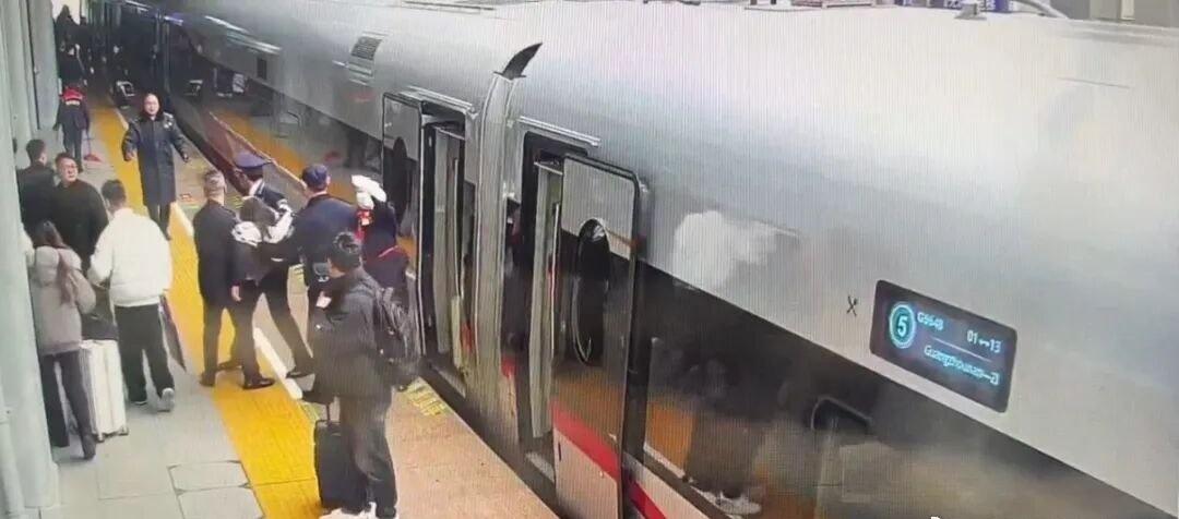 当日14时34分，车站广播室接到客调紧急电话：G9648次列车4号车厢一名旅客突