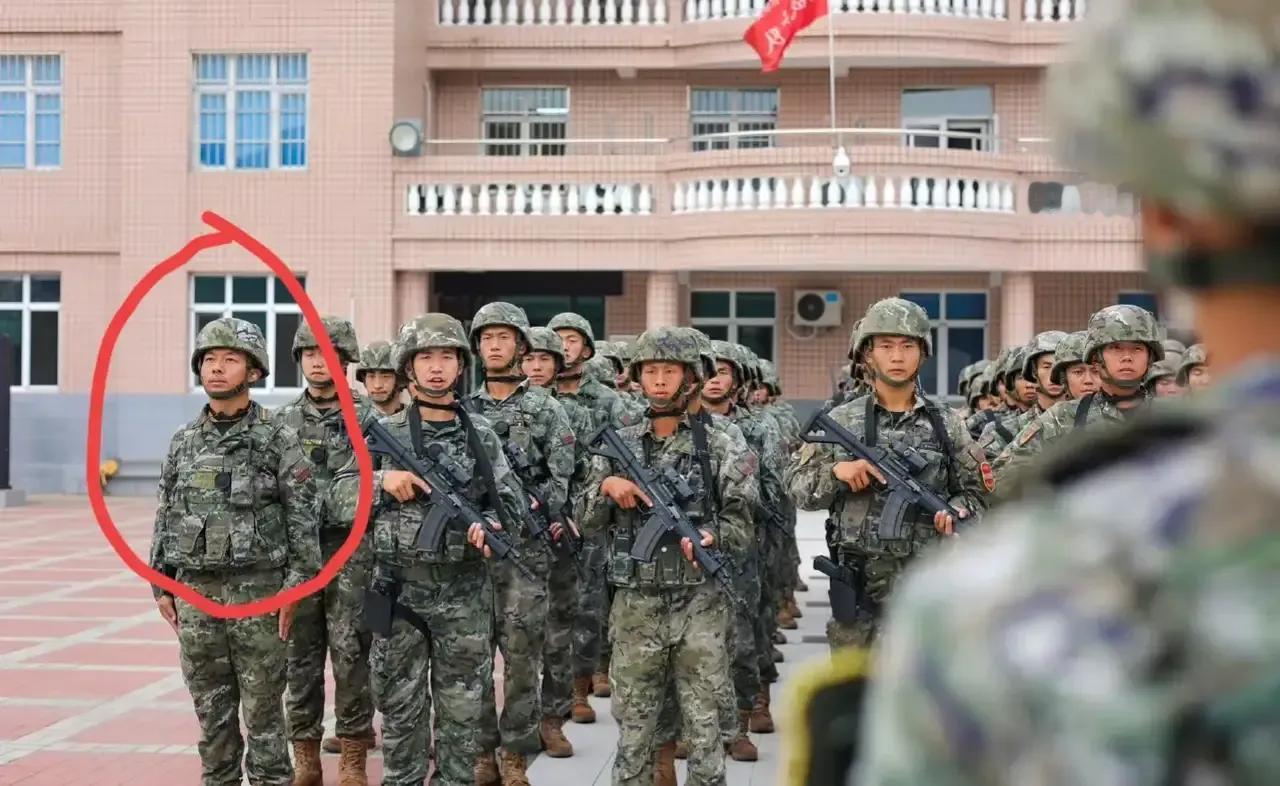别人都手持枪械，红圈里的那个人为什么没有？是干部吗？啥级别？

（网图侵删）#记