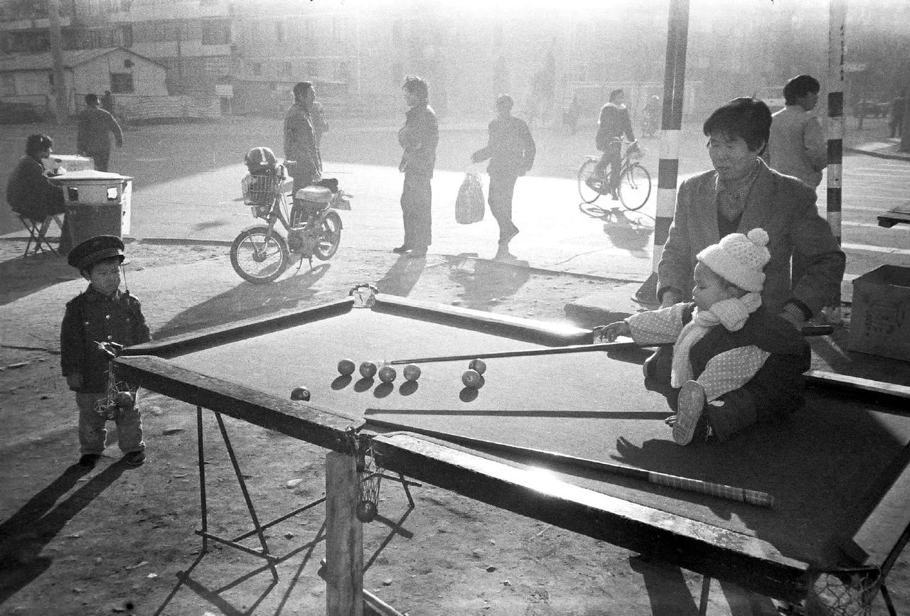 打台球，北京，1983年摄。 ​​​