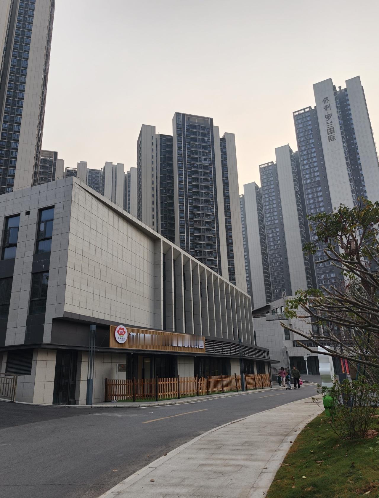 普惠托育园的落地能够解决妈妈们的生育焦虑吗
📍广州 保利罗兰国际
萝岗街道的普