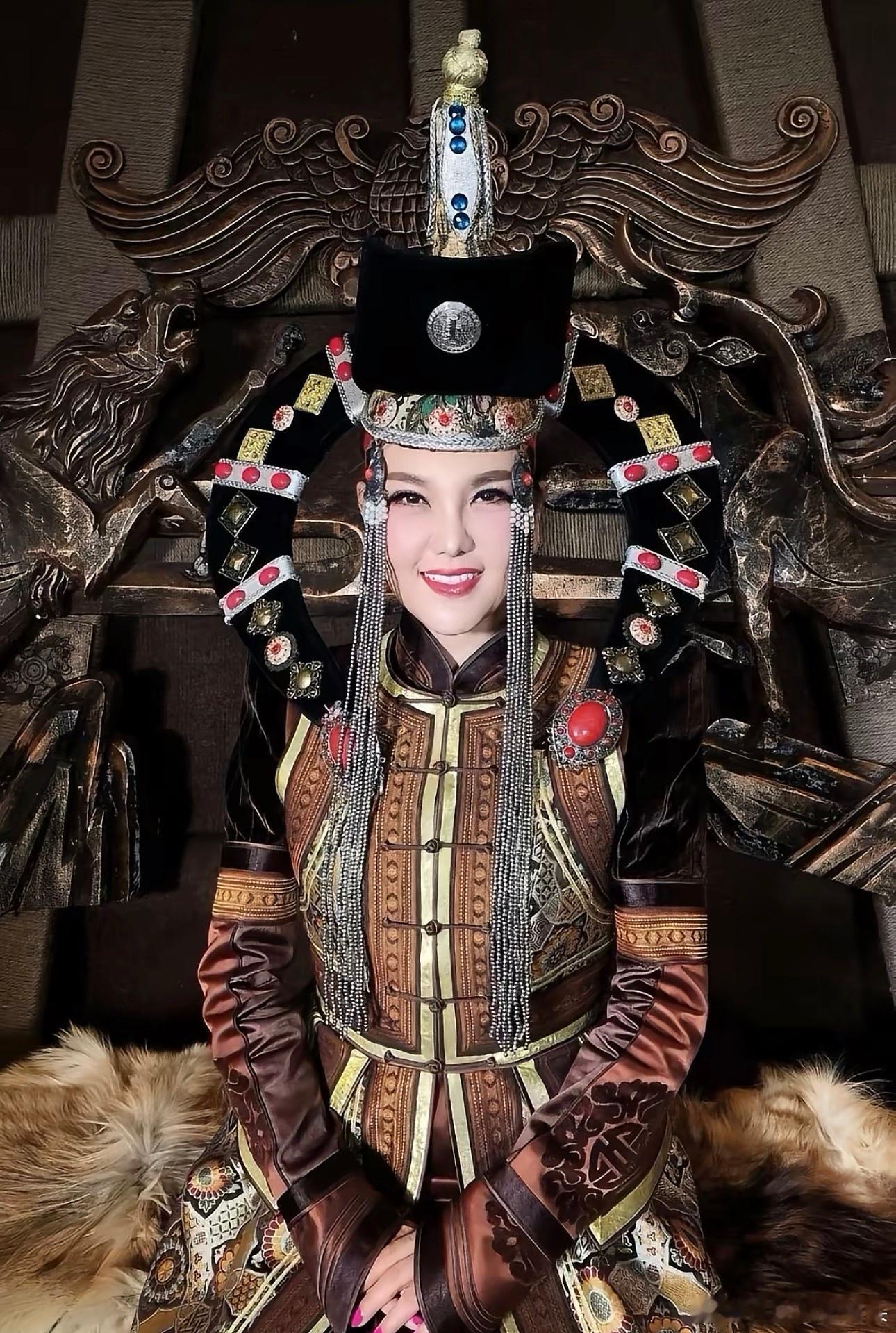 乌兰图雅穿蒙古袍为家乡打Call草原儿女心向故土，乌兰图雅身着精致蒙古袍，携赤诚