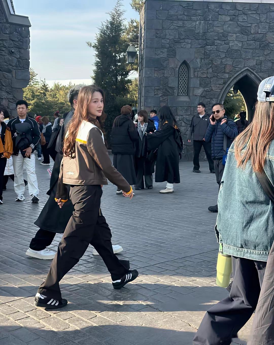 金晨在阿那亚现身，没滤镜也没修图，脸小得像画出来的，肩颈线条利落得让人心头一紧。