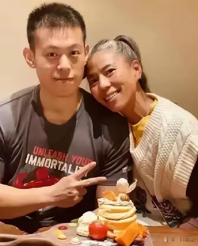 上海33岁小伙和51岁女友同居9年不结婚：我妈说“管不动了”，我们却活成了最舒服