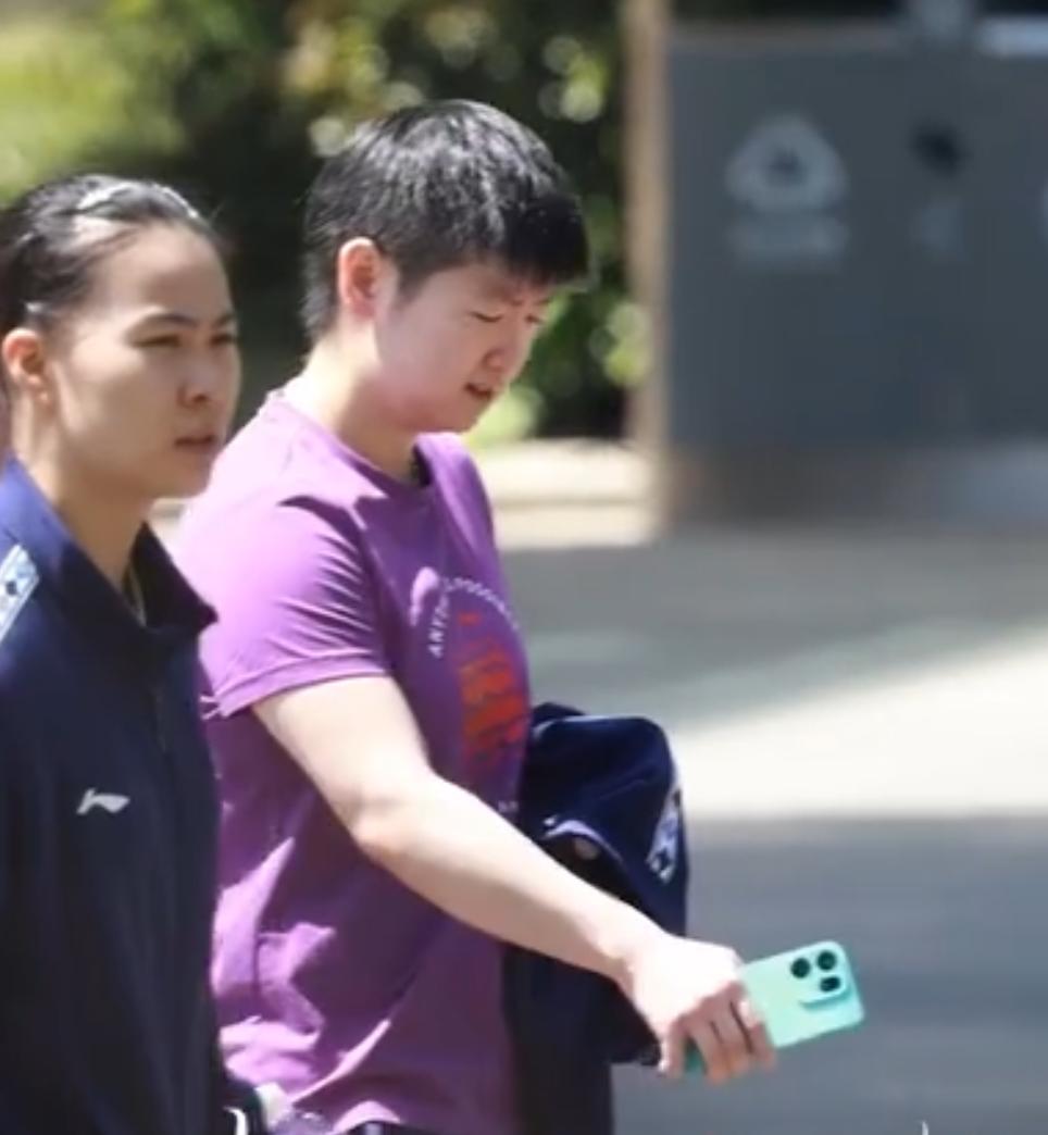 孙颖莎已经用上了 OPPO 的新手机 Find X9s Pro，这个新的湖蓝色挺