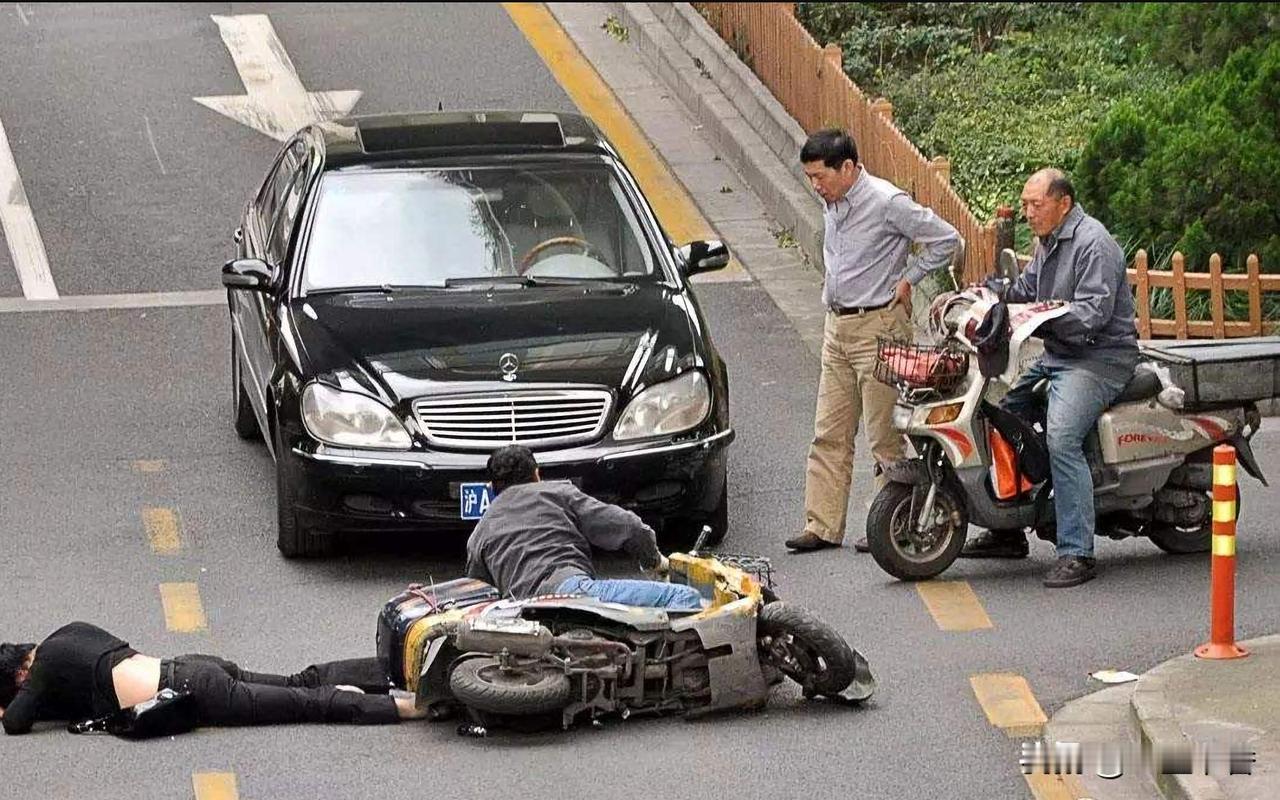 我坚决支持碰瓷行为正式入刑。碰瓷看似是个别讹诈小事，实则是破坏社会风气、颠倒是非