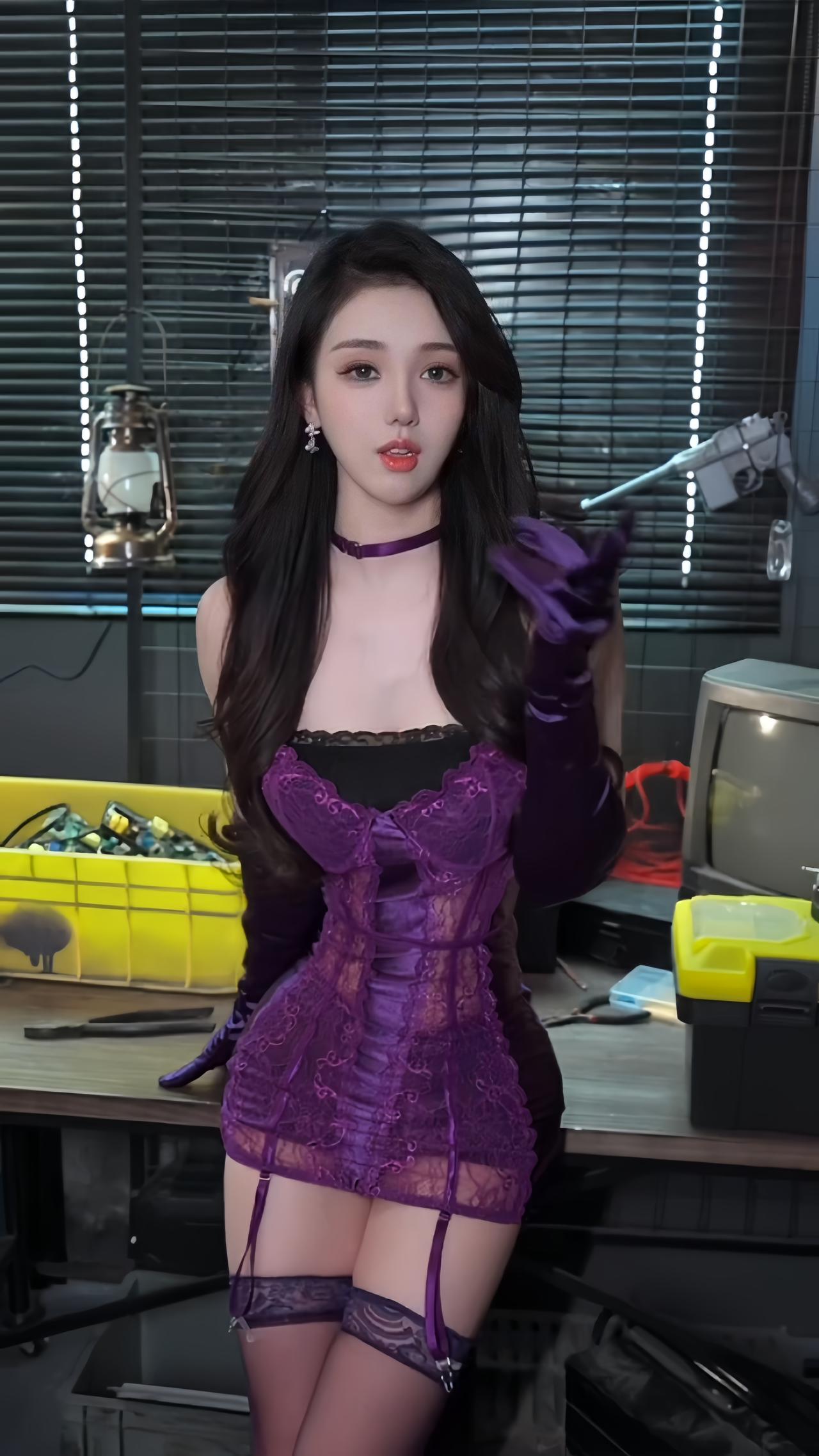 齿轮与蕾丝，理性与魅惑，在这间冷硬的工业车间里撞出极致张力。暗紫缎面裹着起伏的曲