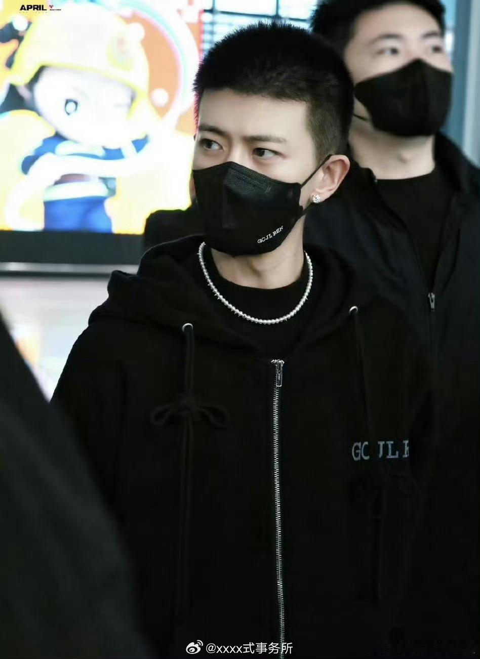 任嘉伦 刘雨昕 刘轩丞到达新加坡路透，马上就要闪耀微博文化交流之夜 