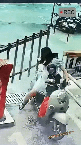 我就不明白这样的女人，她是怎么活到这么大的？还能结婚生子，真是难为她了。
女子骑