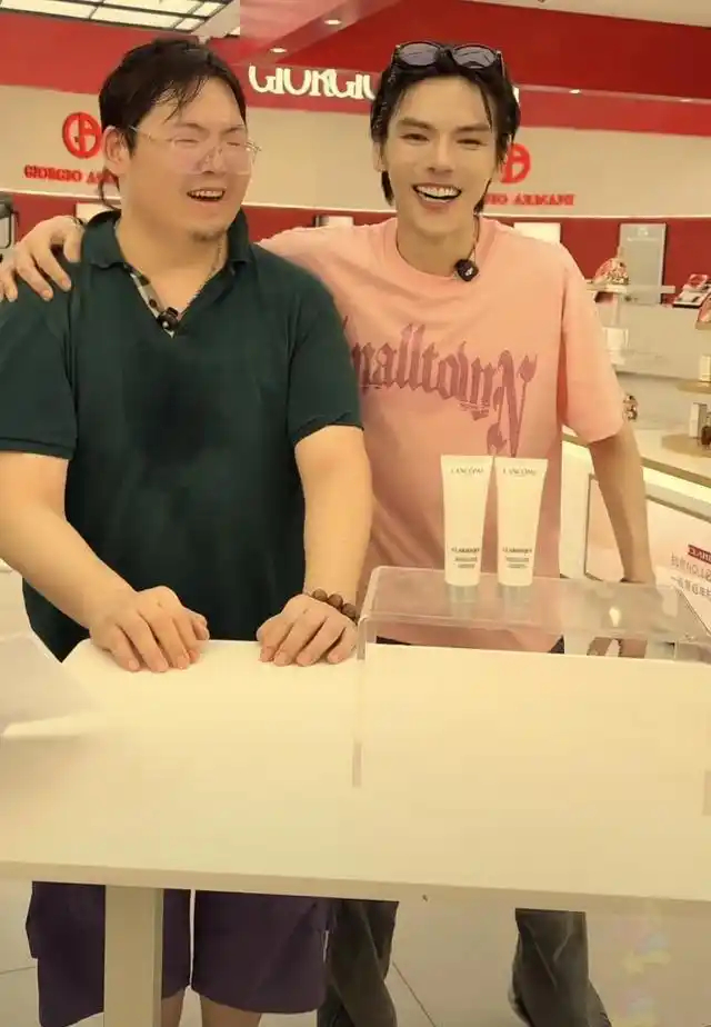 向佐带自己的弟弟向佑直播，人气爆了！网友：向佐口碑翻红了 