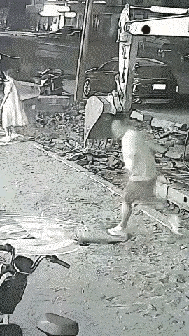 这井盖子也太不结实了，轻轻一踩人就掉下去了，多亏有人发现，多亏这是一个身体结实的