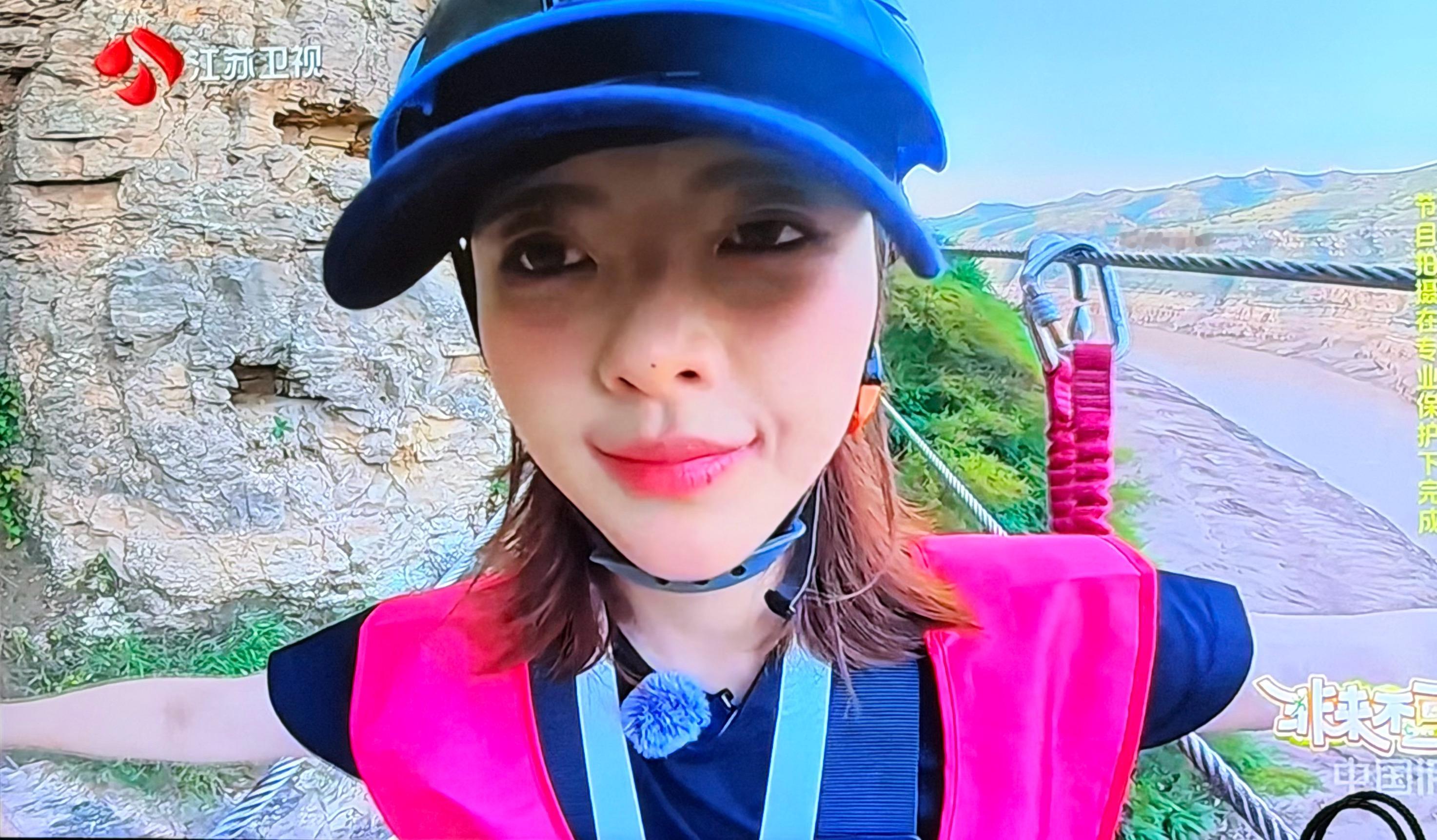 超越这个金鸡独立太帅了，好可爱的宝宝，拍照打卡视角没有死角的美。杨超越[超话]杨