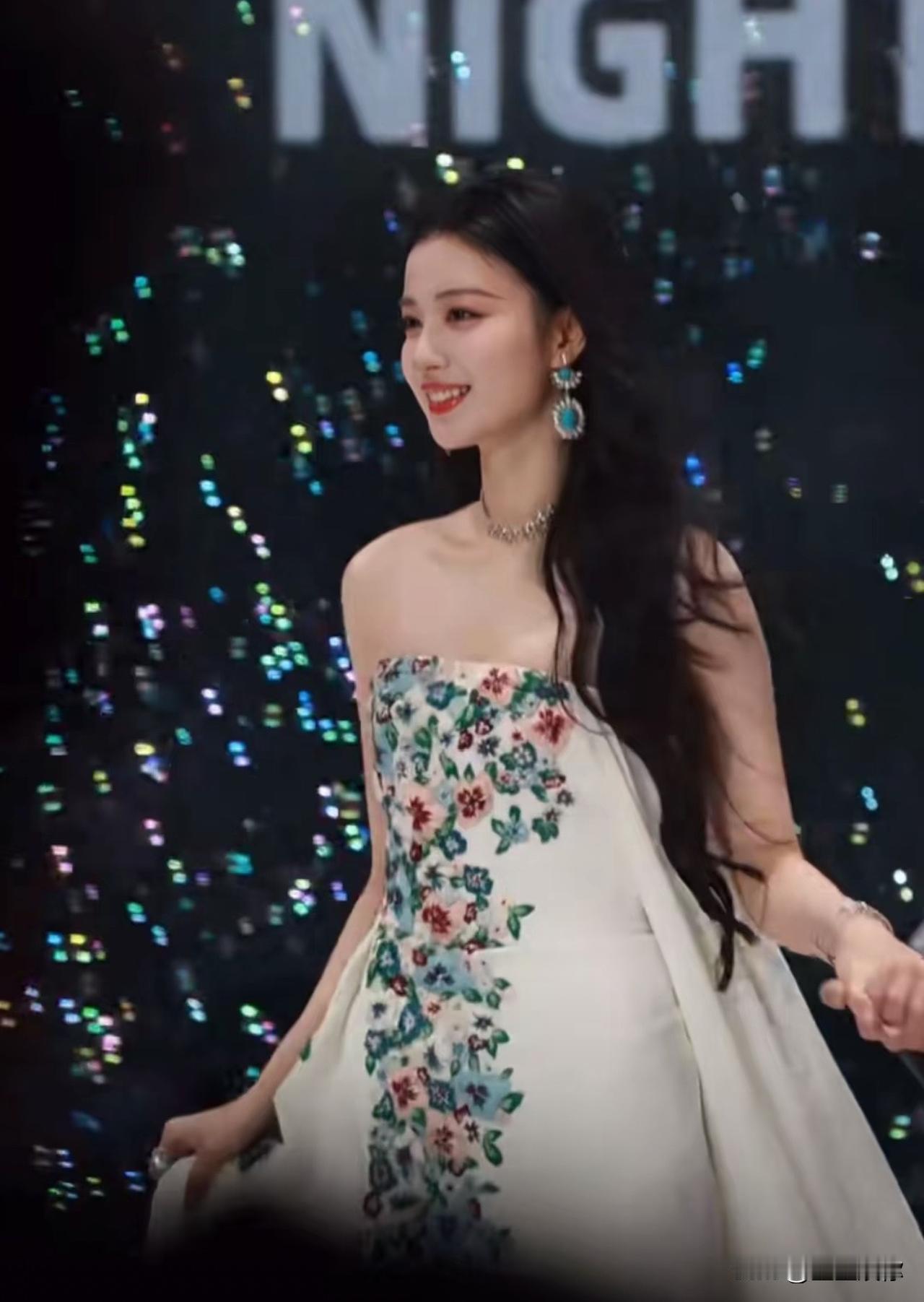 王楚然长得真的美，古装现代都很美，演技也挺好，虽然我不追星，但是之前看清平乐的时