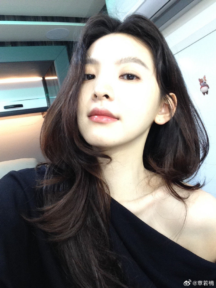 章若楠曝光自拍章若楠曝光头像 章若楠曝光头像 斜肩好媚 