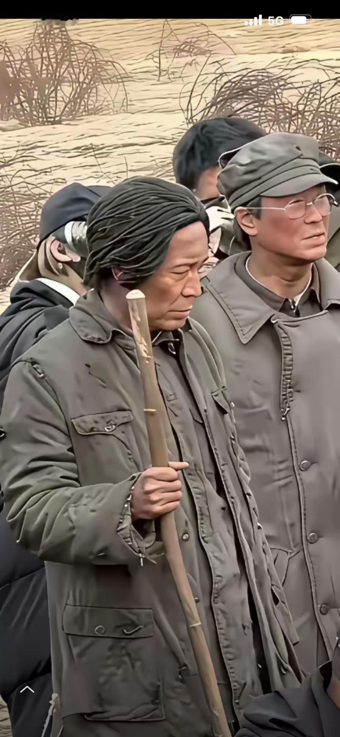 伟人并不是谁都能扮演好的，最起码这位的扮相真的不敢恭维！
难道导演的脑子被驴🫏