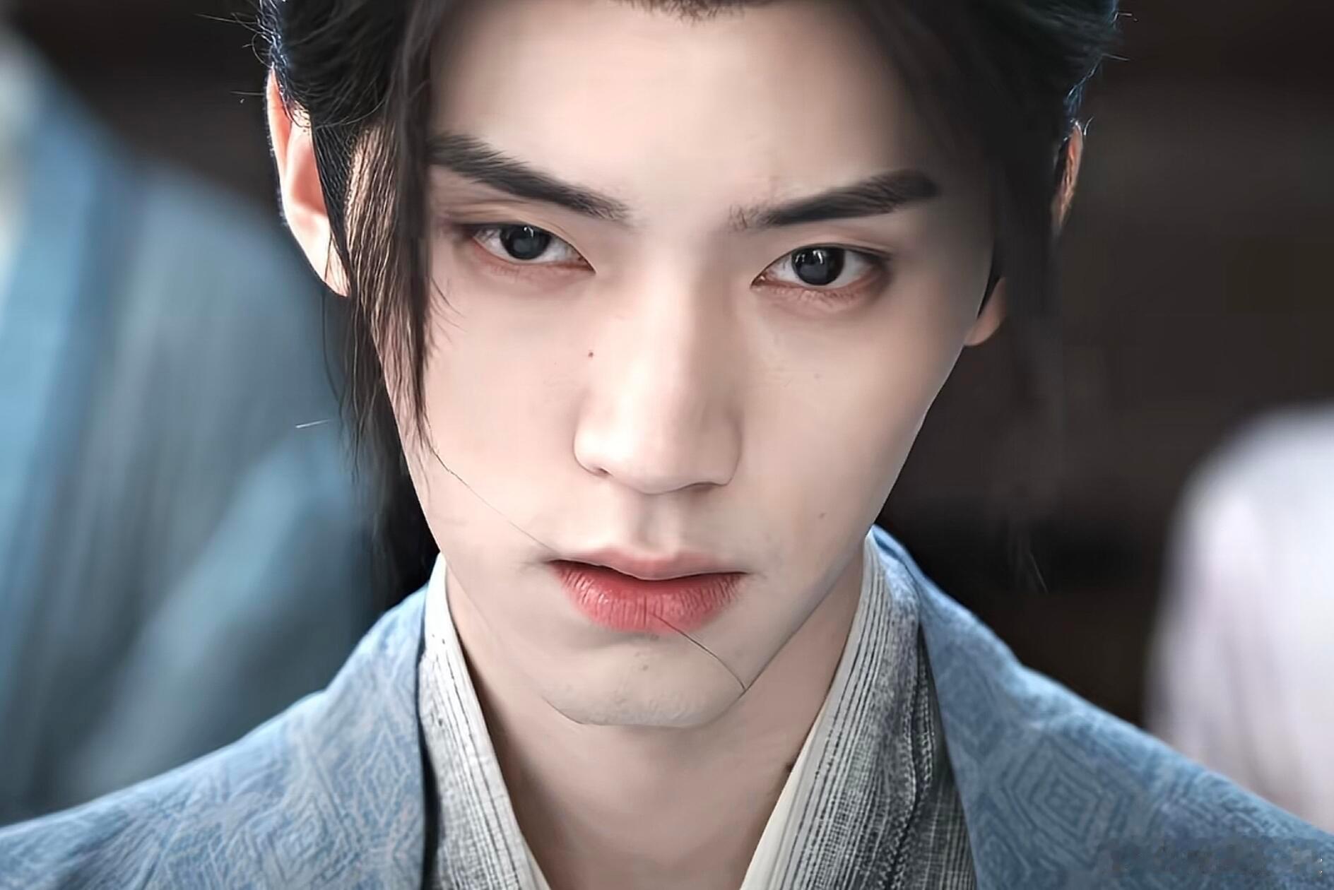 周翊然跳舞像老实人豁出去了周栩然手势舞跳成搓麻将，表情没跟上，手已经舞出去了，好