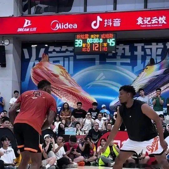 《百分大战：祝铭震被晃，威姆斯劈扣反超》这是一个你不想错过的视频，快来看看吧！网