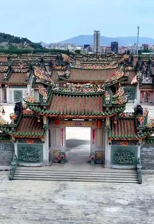 潮汕英之园为何快速被拆除呢 潮汕英之园被拆，看似是家族保护不力，实则是违建的必然