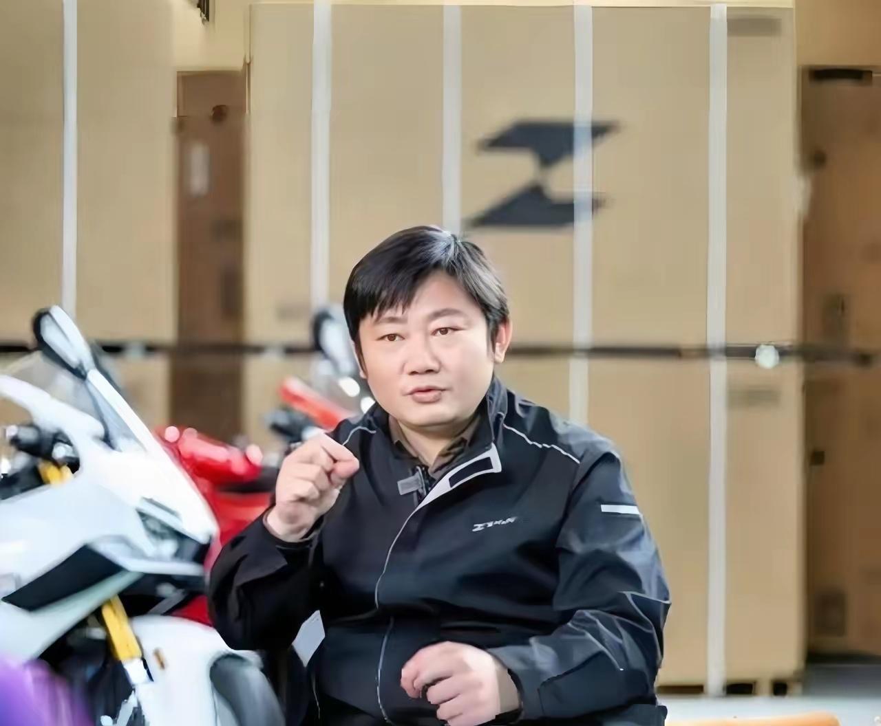 4月8日张雪刚把WSBK冠军奖杯迎回重庆，第二天就摊上事了。网友扒出他机车的LO