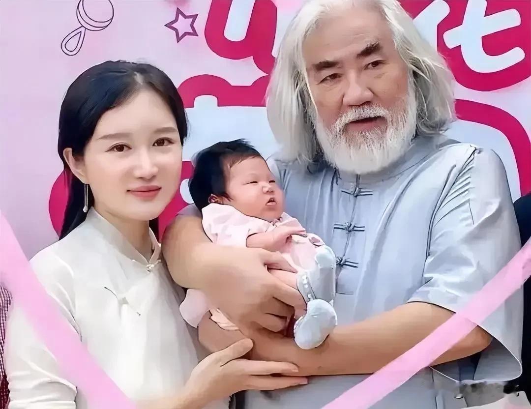 杜星霖曾与富商离婚，后嫁给大31岁的张纪中，起初外界质疑声不断，觉得她贪财。
