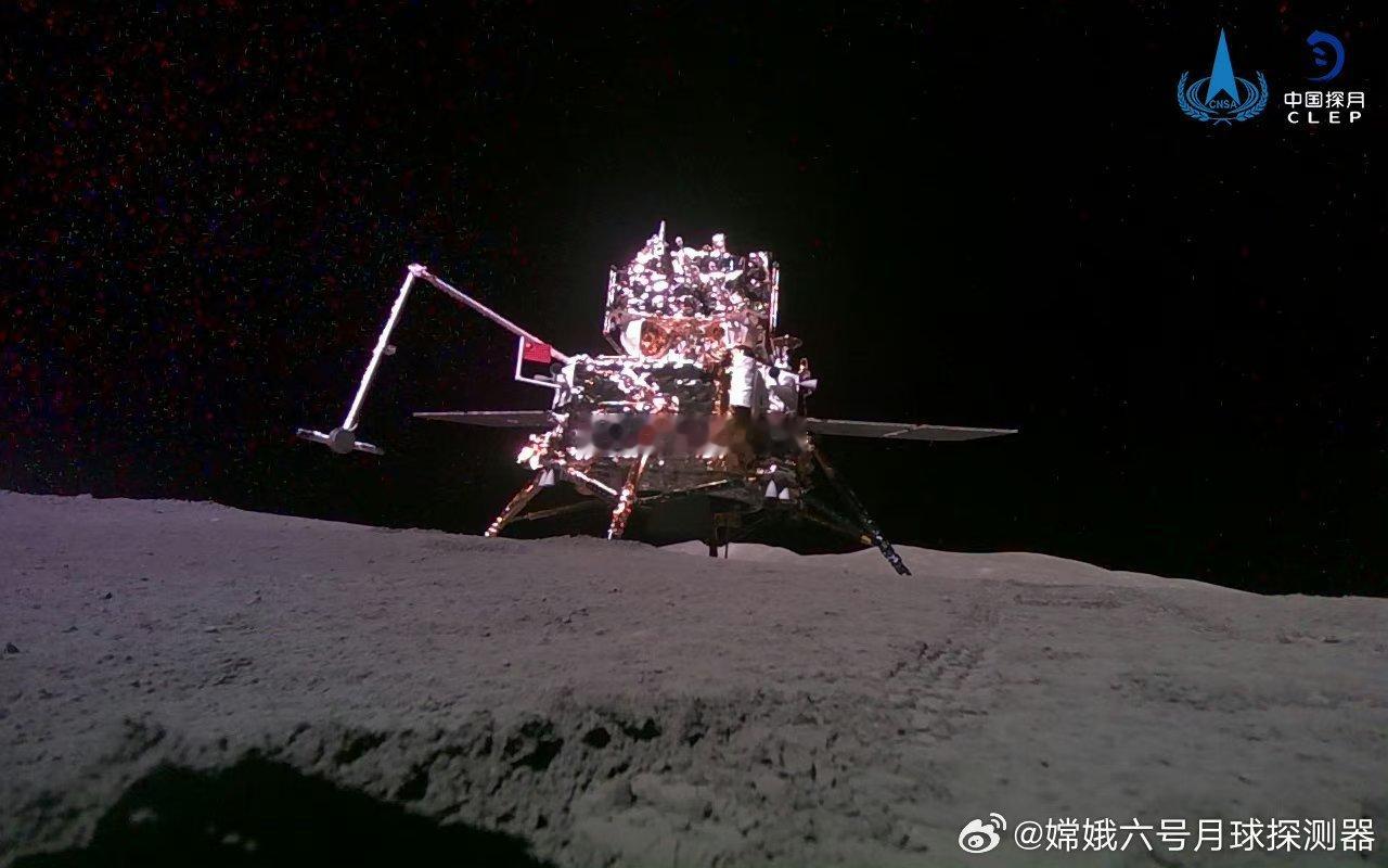 #嫦娥六号着陆器上升器合影#在这张照片放大后，左上角有一大片斑斓的色彩，不知道是