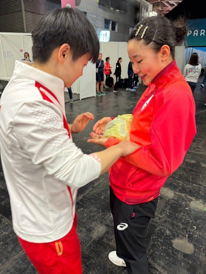 #孙颖莎用pin哄张本美和# 一个负责打哭，一个负责哄。她两搭配的挺好的！王曼昱