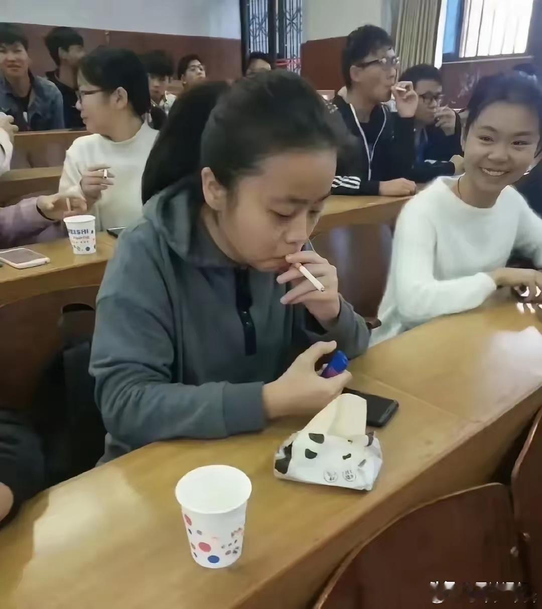 这⁠到﻿底﻿是去上学，还‎是专门‎去学抽烟啊？ 