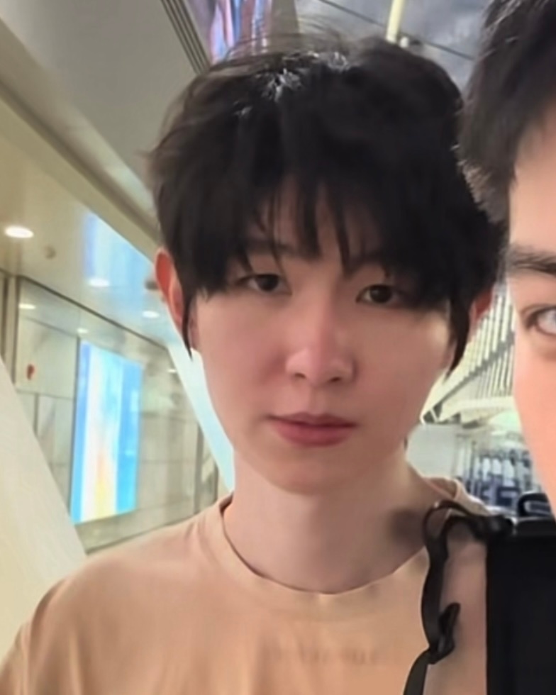 宝宝偶遇粉丝合照怎么又委屈脸啦🥺cr🫘希冀 