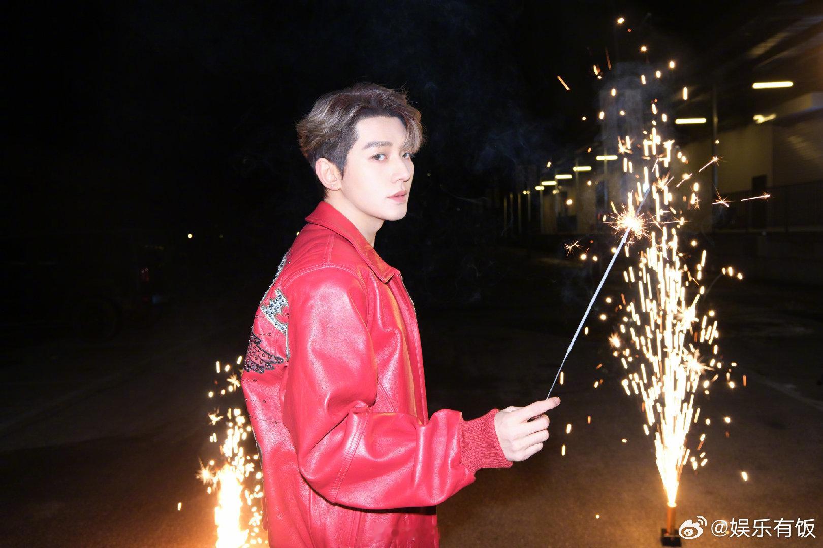 邓为带着钻石上微博之夜 宠粉界天花板又来上指导课了，邓为微博之夜官宣的简笔画里暗