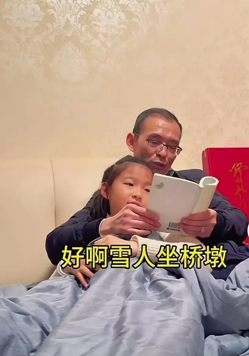 谢岳出差一个月提前回家，躲在门后吓哭小女儿。
视频里他陪娃读绘本、骑车逛公园，还