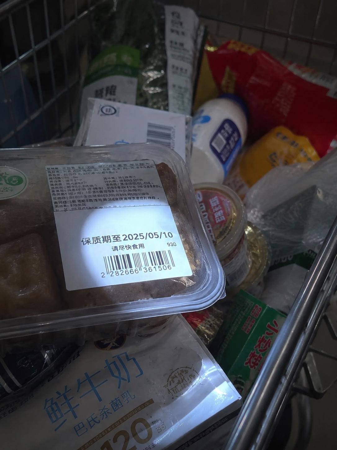 交了260块年费，现在去山姆买东西得拿放大镜看配料表。

昨天刷到一条视频，博主