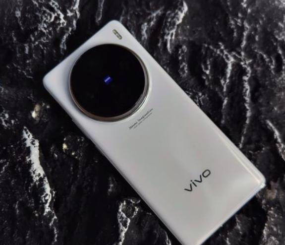 这款手机延续了vivo X系列的设计风格，采用日月星辰设计，提供星迹蓝、白月光、