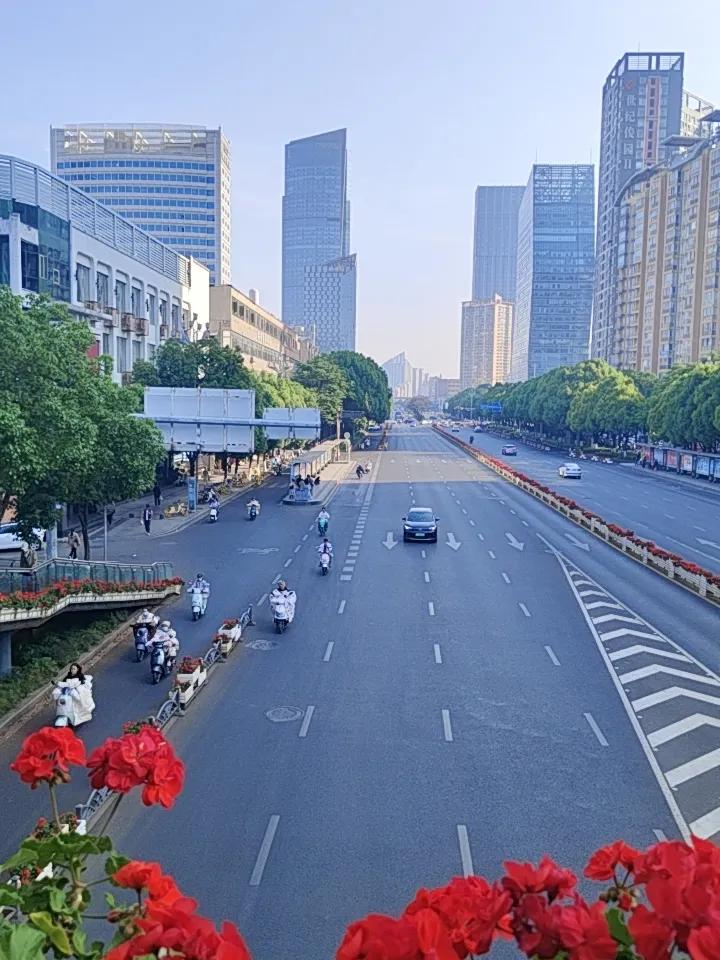 昆明北京路上班高峰期那景象，简直绝了！车水马龙的，壮观得很。春城本是个让人向往的